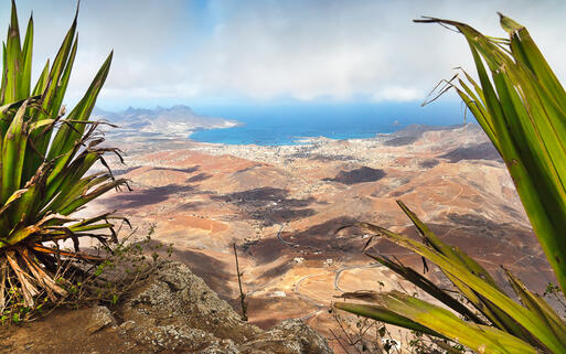 Blick über die Stadt Calhau vom Berg Monte Verde auf der Insel Sao Vecente, Kap Verde © Frank Bach / Shutterstock.com