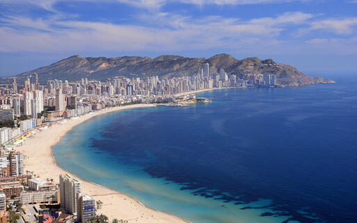 Blick über die Bucht und den Stadtstrand von Benidorm © Lledo / Shutterstock.com