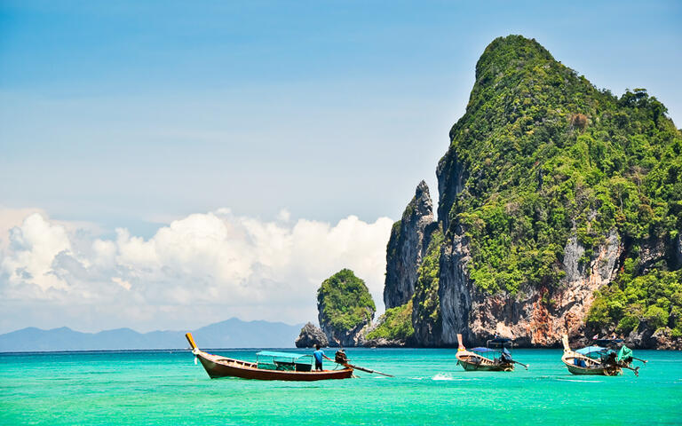 Mystisch wirkende Felsformationen in Thailand © SurangaWeeratunga  / Shutterstock.com