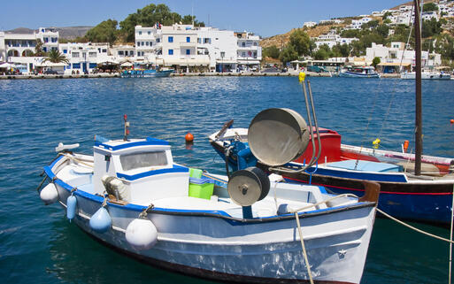 Fischerboote ankern im Hafen von Ios © Alex Yeung / Shutterstock.com