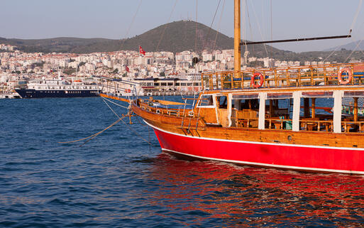 Kuşadası, eine Kreisstadt an der türkischen Ägäisküste © wjarek / Shutterstock.com