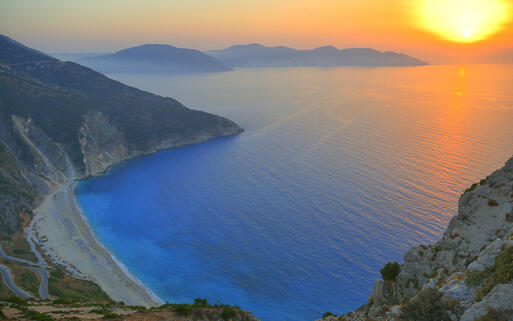 Der Traumstrand Myrtos, nördlich von Argostoli bei Sonnenuntergang © Tal Naveh / Shutterstock.com