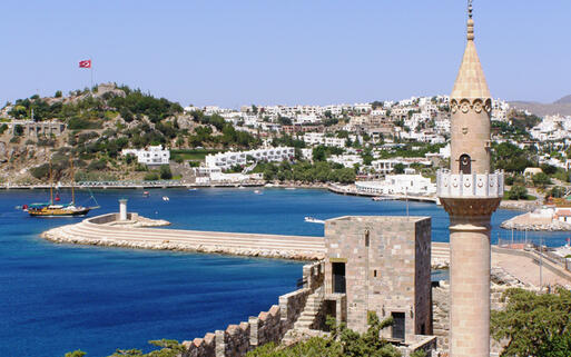 Blick auf den Hafen und die Pier in Bodrum © almondd  / Shutterstock.com