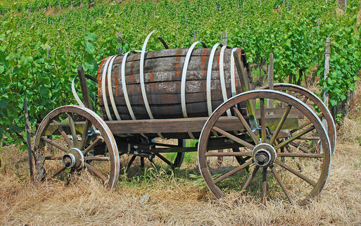 Weinfass im Ahr Tal © travelpeter / shutterstock.com