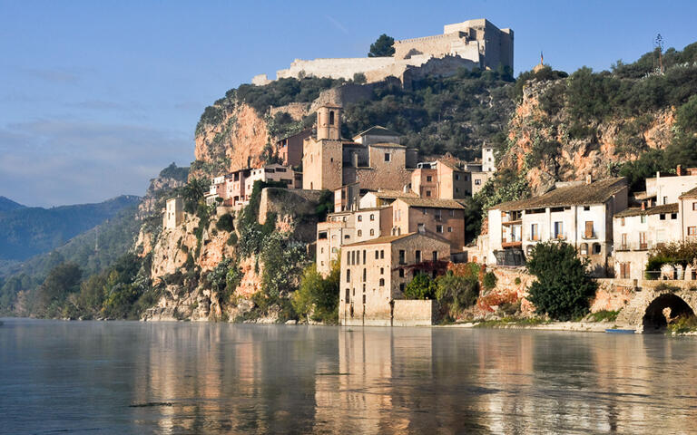 Blick auf die Küste von Miravet mit Blick auf die eindrucksvolle Burg von Miravet © NCG / Shutterstock.com