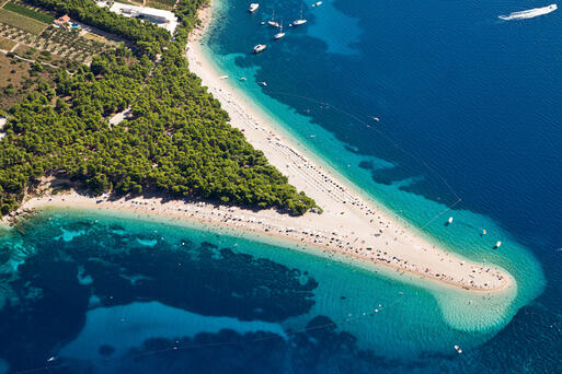 Zlatni Rat beach in Bol aus der Vogelperspektive © Simone Simone / Shutterstock.com