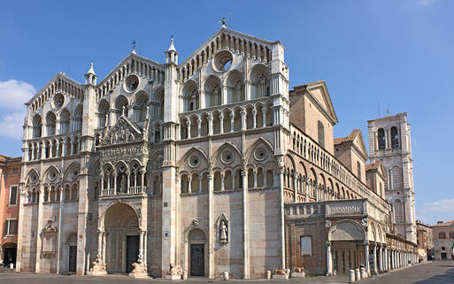 Kathedrale Ferrara in der Region Emilia-Romagna © ermess / Shutterstock.com