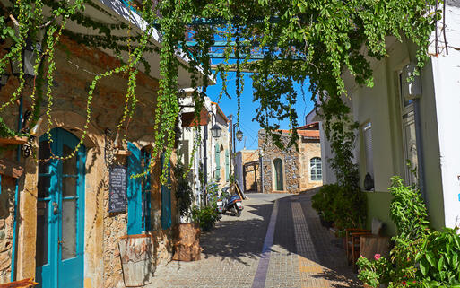 © serg_dibrova Malerisches griechisches Dorf auf Kreta © serg_dibrova