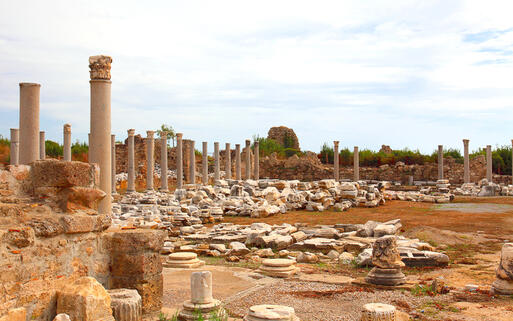 Die Säulen der Agora-Ruine der antiken Stadt Side © Debu55y / Shutterstock.com