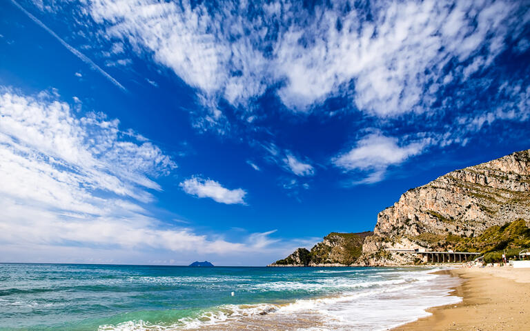 Traumhafter Sandstrand entlang der Küste zwischen Gaeta und Terracina, Latium, Italien © sokolovsky / Shutterstock.com