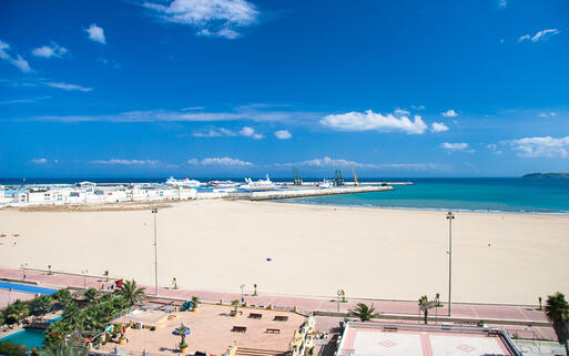 Traumhafter weißer Sandstrand von Tanger © megastocker / shutterstock.com
