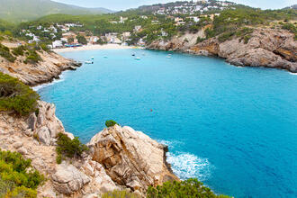 Cala Vadella, eine Bucht im Südwesten der Insel Ibiza © holbox / Shutterstock.com