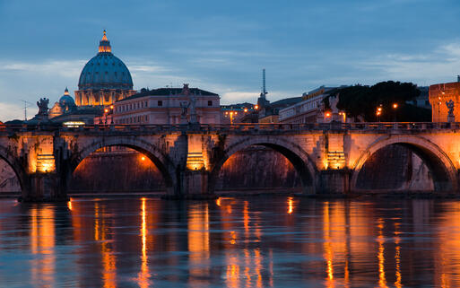 Blick auf den Vatikan mit dem Petersdom und der Sant Angelo Brücke © stocker1970 / Shutterstock.com