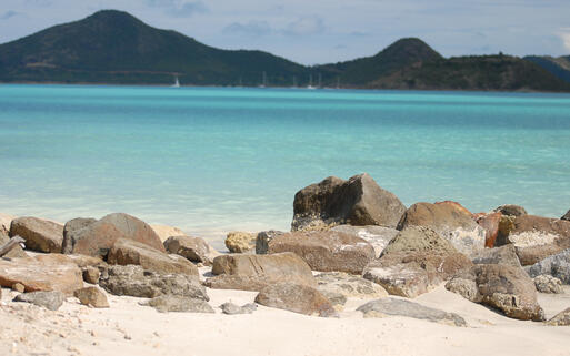 Coco Bay Strand © Tracing Tea / shutterstock.com