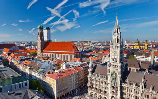 Blick auf den Marienplatz, das Rathaus und die Frauenkirche © S.Borisov / Shutterstock.com