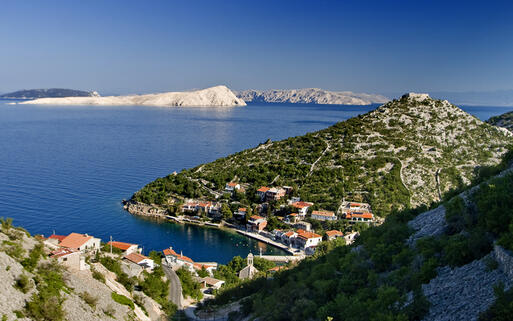 Blick auf die Stadt Starigrad und die Insel Goli otok © lero / Shutterstock.com
