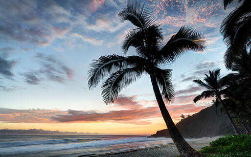 Traumhafter Sonnenuntergang über dem Strand von Saint Pierre © infografick / shutterstock.com