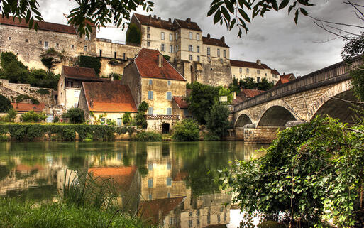 Dorf an der Pesmes © Mark Wolters / Shutterstock.com