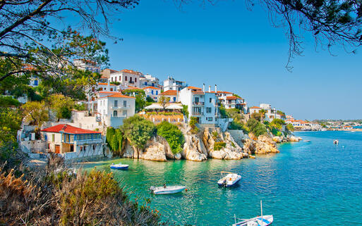 Kleine Boote legen vor der Küste von Skiathos an © Nikos Psychogios / Shutterstock.com