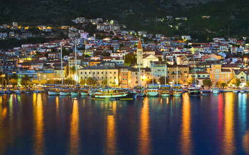 Makarska bei Nacht © Tatiana Popova / Shutterstock.com