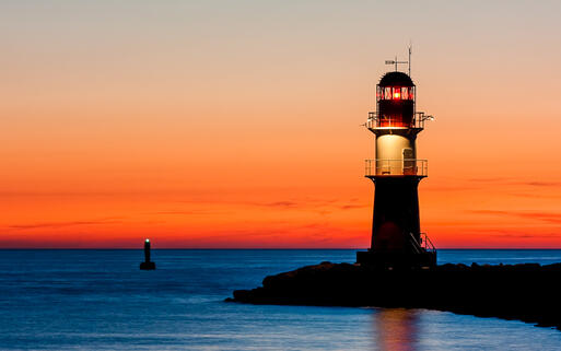 Sonnenuntergang am Leuchtturm von Warnemünde, Rostock © Thorsten Schier / Shutterstock.com