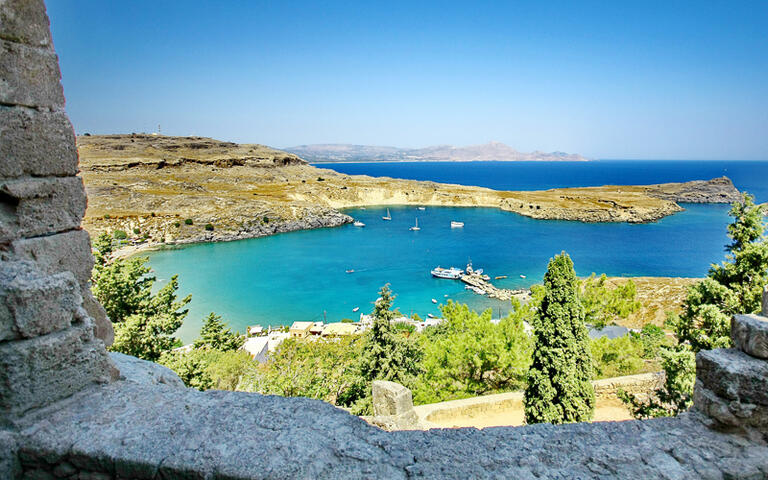 Blick von der Akropolis von Lindos auf die Buchten der Insel und das Ägäische Meer © Elinag / Shutterstock.com