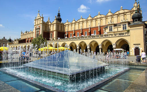 Bauwerk der Krakauer Tuchhallen am Hauptplatz, Krakau, Polen © Lukasz Kurbiel / Shutterstock.com