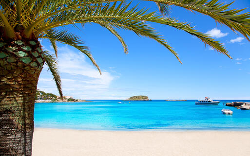 Die feinsandige Playa de Es Cana in Es Canyar, Ibiza © holbox / shutterstock.com