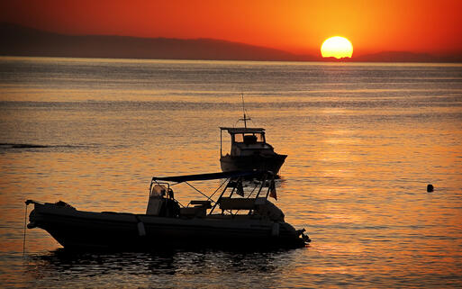 Romantischer Sonnenuntergang am Strand von Rhodos © photokup / Shutterstock.com