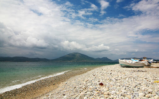 Ein typischer Steinstrand auf Euböa (Evia) © Georgios Alexandris / Shutterstock.com