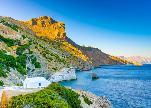 Die schöne kleine Kirche von Agia Anna auf der griechischen Insel Amorgos © Nikos Psychogios  / Shutterstock.com