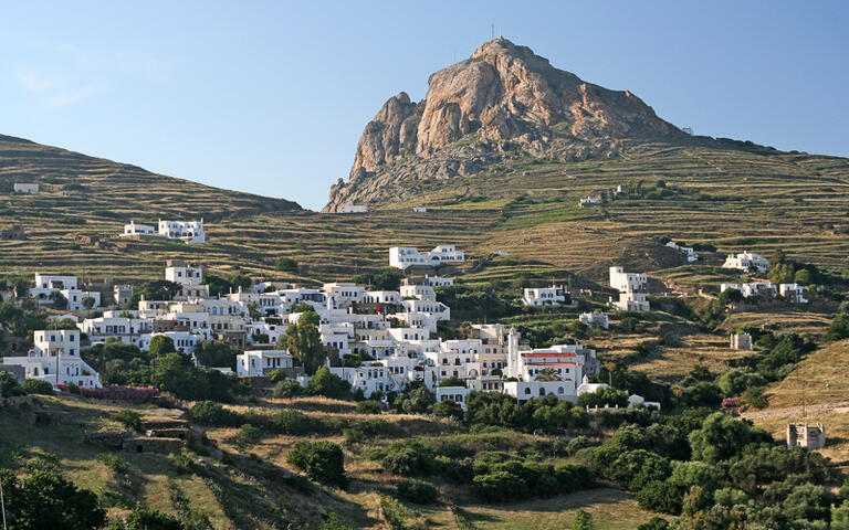 Der Xobourgo Felsen auf Tinos © Georgios Alexandris / Shutterstock.com