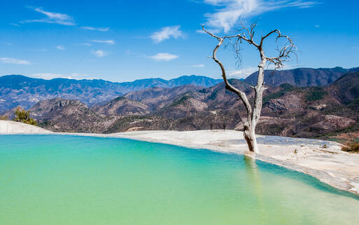 Thermalquelle Hierve el Agua in Oaxaca © NCG / Shutterstock.com