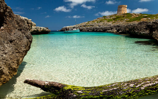 Bucht auf Menorca mit Blick auf die Festungsanlage La Mola © el lobo / shutterstock.com