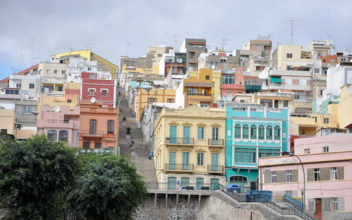 © Laszlo Halasi / Shutterstock.com Bunte Häuser in Las Palmas auf Gran Canaria © Laszlo Halasi / Shutterstock.com