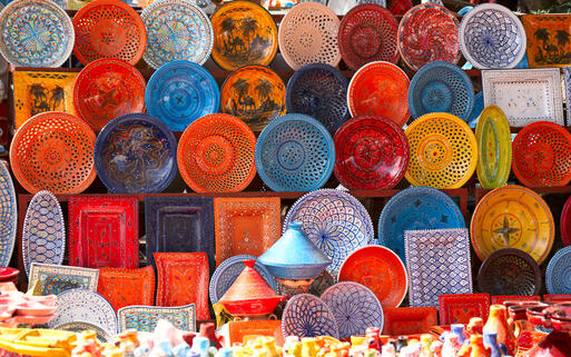 Bunte Steinfliesen und Teller auf einem Markt, Insel Djerba, Tunesien © Nataliya Hora / Shutterstock.com