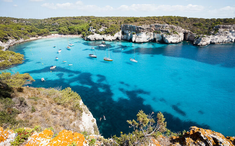 Bucht Cala Macarella © tagstiles.com - S.Gruene / Shutterstock.com