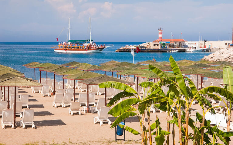 Der Strand nördlich der Marina von Kemer © Kotomiti Okuma / Shutterstock.com