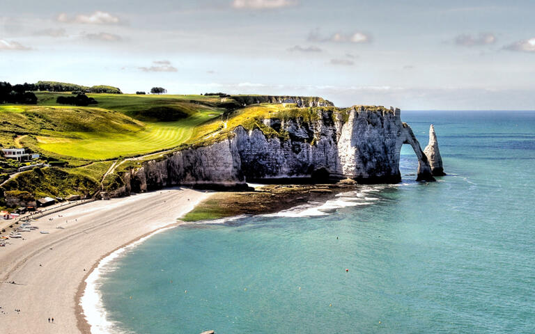 Die brühmten Kliffs von Etretat © Chantal de Bruijne / shutterstock.com