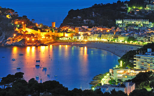 Abendliche Stimmung über Tossa de Mar © travelpeter / Shutterstock.com