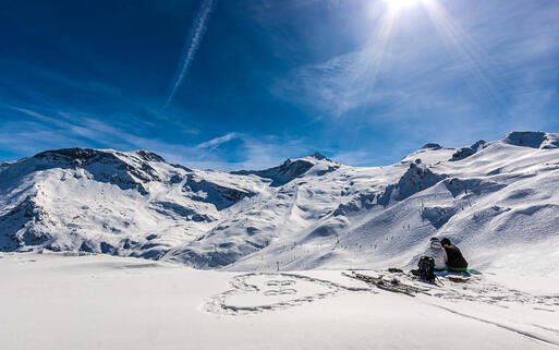 Blick über die schneebedeckten Alpen in Hintertux, Tirol, Österreich © Arkadiusz Stachowski / shutterstock.com