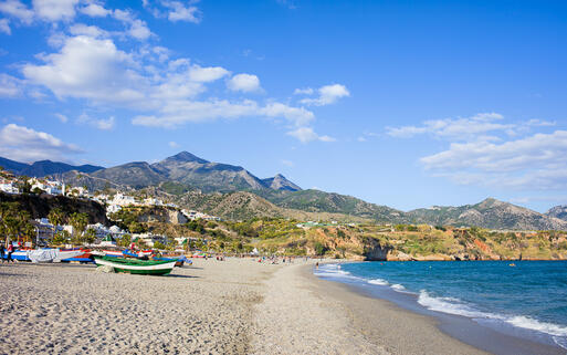 Der Strand Burriana in Nerja © Artur Bogacki / Shutterstock.com