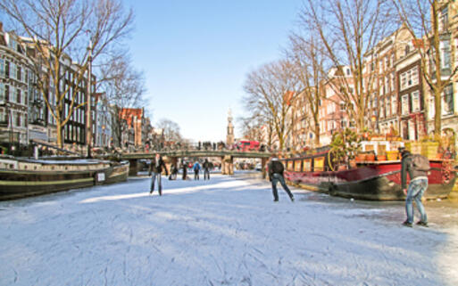 Eislaufen in den Kanälen von Amsterdam im Winter © devy / Shutterstock.com