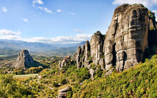 Die atemberaubende Landschaft um die Meteora Klöster in Trikala © Gabriela Insuratelu / shutterstock.com