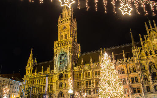 Weihnachtsmarkt am Marienplatz in München, Deutschland © CDuschinger / shutterstock.com
