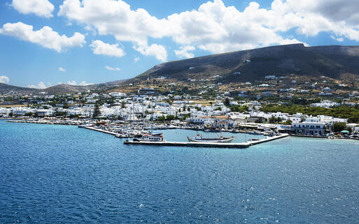 Blick auf den Hafen Naoussa auf Paros © senai aksoy / Shutterstock.com