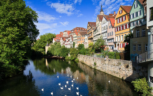 Tübingen am Neckar - Häuserfront am Fluss © Jens Goepfert / shutterstock.com