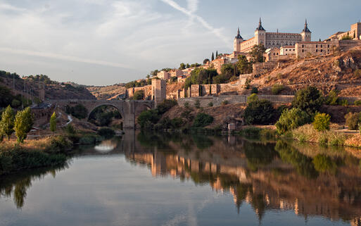 Toledo mit seiner beeindruckenden Festung Alcázar © Gitanna / Shutterstock.com