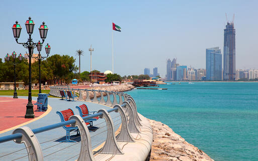 Parkanlage an der Küste von Abu Dhabi © Losevsky Photo and Video / Shutterstock.com