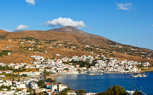 Blick auf das weiße Dorf Batsi im Westen der Insel © Constantinos Iliopoulos  / Shutterstock.com